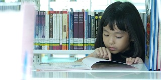 亚洲女孩在图书馆看书