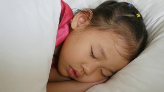 亚洲小女孩在睡觉视频素材模板下载