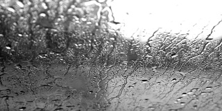 雨中的挡风玻璃