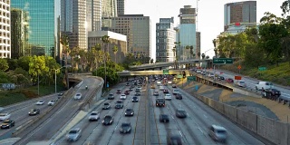 日落时分的洛杉矶市区高速公路