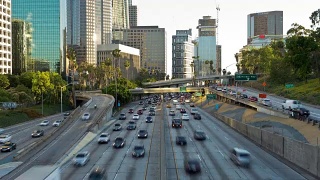 日落时分的洛杉矶市区高速公路视频素材模板下载