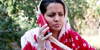 农村妇女用手机聊天