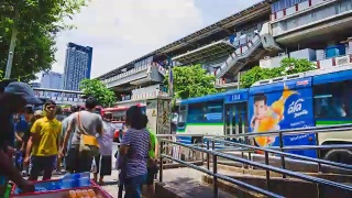 时光流逝:曼谷拥挤的公共交通。视频素材模板下载