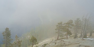 约塞米蒂国家公园哨兵圆顶上的雾
