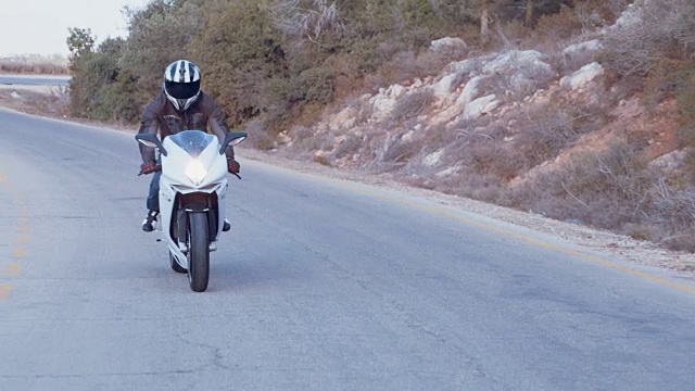 一个骑着白色摩托车的男人