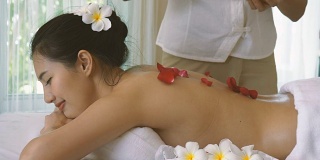美丽的亚洲女人享受水疗按摩
