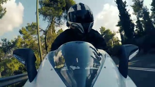 一名男子骑着一辆白色摩托车行驶在弯道上视频素材模板下载