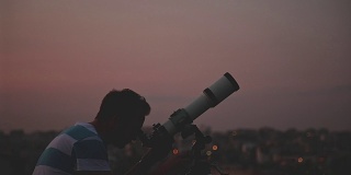 人们用望远镜看星星。