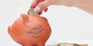 女人存钱到一个传统的粘土小猪存钱罐学习