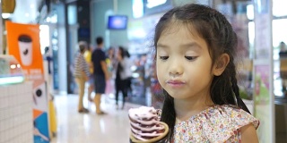 女孩在吃蛋筒冰淇淋