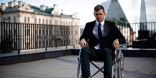 一位残疾商人正试图从轮椅上站起来
