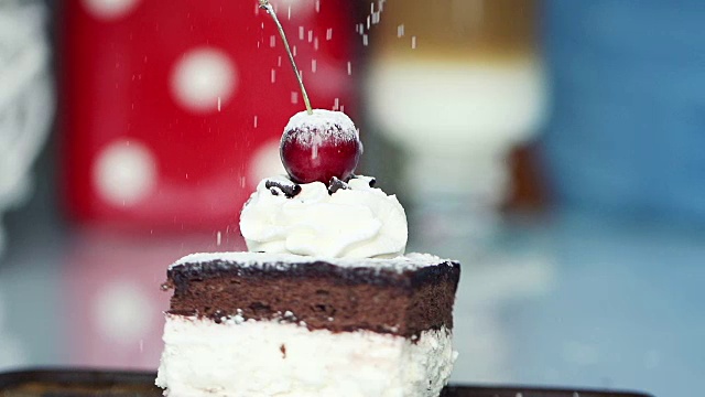在美味的蛋糕上撒糖粉，超级慢镜头