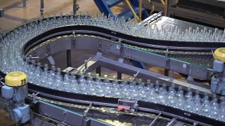 瓶装饮料自动化产业链。工业自动化和机器人视频素材模板下载