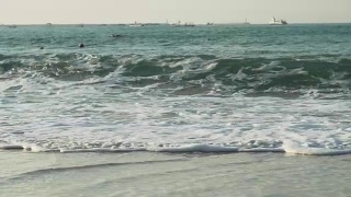 大东海海滩上南海大浪的慢镜头录像视频素材模板下载