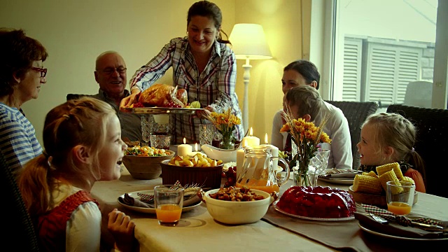 家庭传统节日填充火鸡晚餐- 4k视频