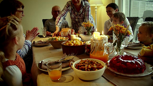 家庭传统节日填充火鸡晚餐- 4k视频