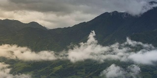 4k移动摄影，延时拍摄山谷和云景在早上，越南萨帕。