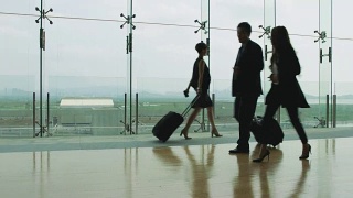 亚洲商人和女商人在机场交谈视频素材模板下载