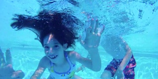 孩子们在游泳池里蹦蹦跳跳的水下镜头