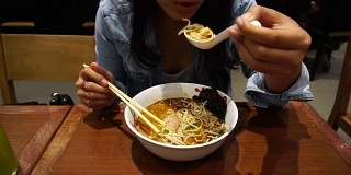 女人吃日本拉面