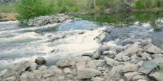 水从岩石中流过。河里沸腾的水