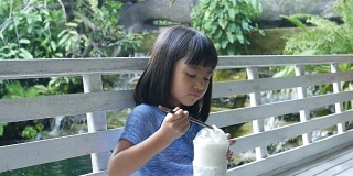 亚洲女孩在咖啡店喝奶昔