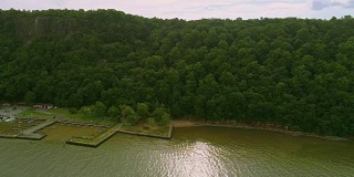 哈德逊河和Palisades公园的小码头全景，新泽西州。空中无人机视频。
