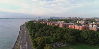 从空中俯瞰曼哈顿的布鲁克林，哈德逊河和贝尔特公园路，美国纽约