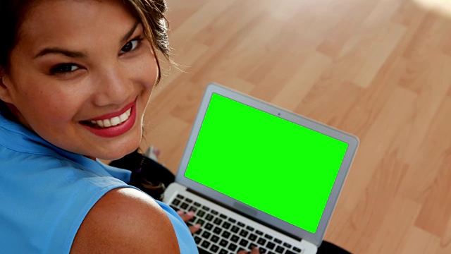 女性高管坐在木地板上使用笔记本电脑4k