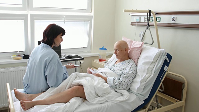 女性癌症患者在医院与朋友