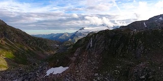 日落时高山的鸟瞰图