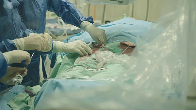 在医院的外科病房里，正在进行心导管插入术的医生们