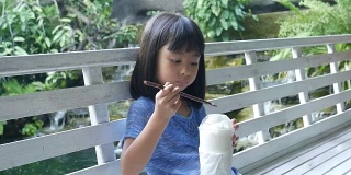 亚洲女孩在咖啡店喝奶昔