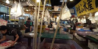 多莉拍摄商人在日本东京筑地鱼市工作