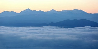 日本长野高博内富士山和须和湖的全景