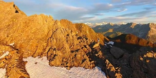 鸟瞰图的trail runner攀登岩石山在日出