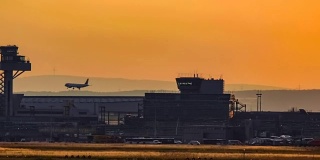 客机在日落时降落在机场