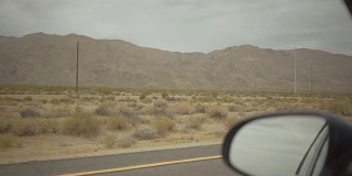 在死亡谷风景优美的道路上开车