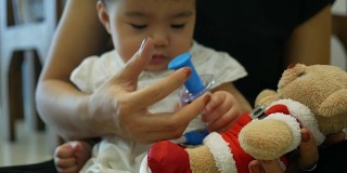 宝宝和圣诞熊玩医生游戏