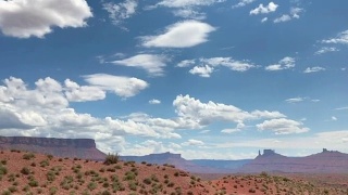 攀爬沙丘俯瞰山谷附近的摩押，犹他州视频素材模板下载