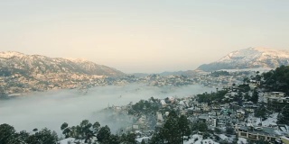 喜马偕尔邦索兰市降雪后的晨景。