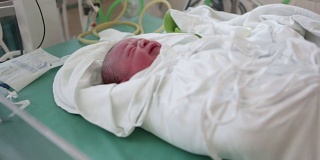 新生儿出生后立即接受详细检查