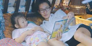 妈妈和她的女儿一起读睡前故事