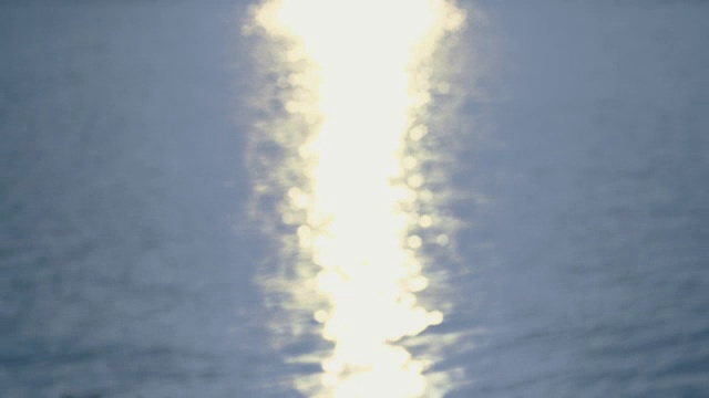 By the Sea -一个完全散焦的4k镜头的波浪水面与美丽的散焦反射光无缝环