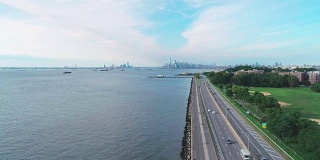 从空中俯瞰曼哈顿的布鲁克林，哈德逊河和贝尔特公园路，美国纽约。人们和骑自行车的人在海岸公园的路上。