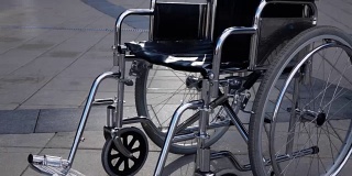 禁止轮椅在现代商业区附近滚动