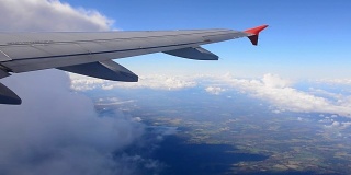 从飞机窗口看到的带有云的天空。