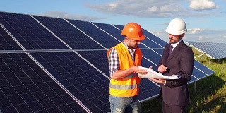 在连续镜头上，客户告诉工头他的愿望关于太阳能电池板的建设。
