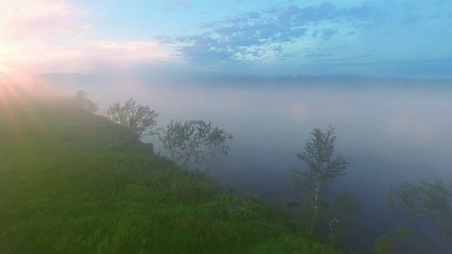 湖上晨雾