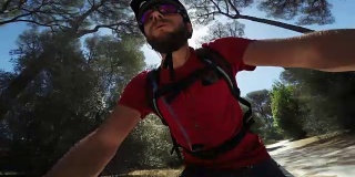 自画像与行动摄像头:骑一辆山地车自行车